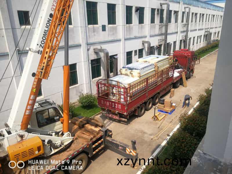 工地(earth)設備卸車(car)中(middle)